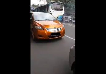 Terlalu Kreatif! Mobil 'Bermuka Dua' Ini Hebohkan Jalanan di Bandung
