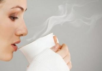 Ini yang Terjadi pada Tubuh Jika Minum Air Hangat Saat Perut Kosong