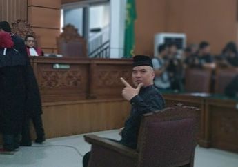 Arti Salam Dua Jari Versi Ahmad Dhani Saat Sidang Berlangsung!
