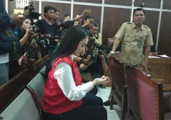 Jennifer Dunn Dikirimi Kue Oleh Pria Paruh Baya di PN Jakarta Selatan