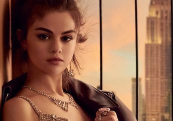 Tampilan Stunning Selena Gomez Kenakan Gaun Bernuansa Gold di Acara Coach New York Fashion Week