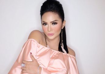 Krisdayanti Duduk Cantik di Sofa, Sandal yang Dipakai Malah Menarik Perhatian, Segini Harganya!