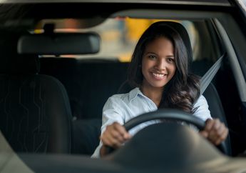 Perempuan Pengendara Mobil, Wajib Tahu 10 Tip Defensive Driving Ini!