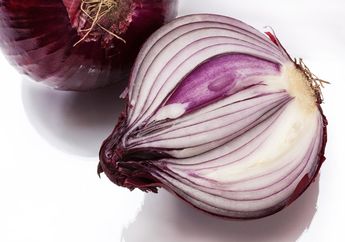 Oleskan Bawang Merah di Leher Sebelum Tidur, Ini yang Akan Terjadi!