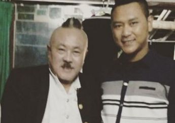 Kawal Rombongan Jenazah, Putra Gogon Terus Pegangi Foto Sang Ayah