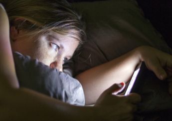 Waspada, Main Ponsel Sebelum Tidur Bisa Sebabkan Masalah Mental Serius