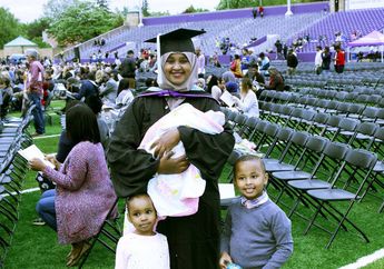 Datang ke Wisuda Bersama Buah Hatinya, Ternyata Wanita Ini Baru Saja Melahirkan Anak Ketiganya 21 Jam Sebelum Upacara Kelulusan