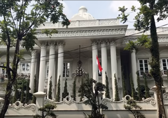 Suasana Rumah Mewah Bos First Travel Kini Terbengkalai dan Tak Terawat, Tetangga Sebut Pernah Lihat Penampakan 'Tamu Tak Diundang' Berkeliaran!