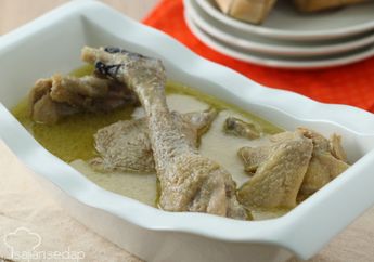 Menyantap Ketupat Pasti Lebih Mantap Dengan Opor Ayam Gurih Kelapa Ini