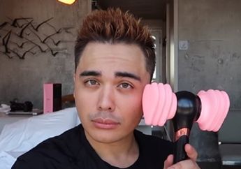 Memiliki Bentuk yang Unik, Seorang YouTuber Malah Gunakan Lightstick Blackpink untuk Dandan!