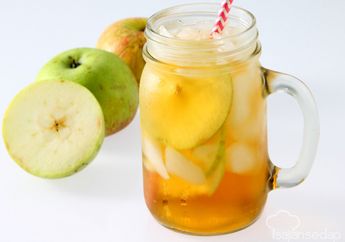 Kesegaran Buah dalam Resep Apple Iced Tea yang Mudah Dibuat Untuk Buka Puasa