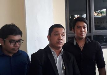 Sedang Dicecar 26 Pertanyaan, Kriss Hatta Asyik Makan Asinan!