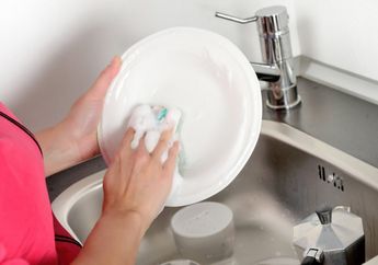 Ibu-ibu Gak Perlu Khawatir! Tangan Kasar Setelah Cuci Piring Bisa Halus Seketika Cuma dengan Garam! Begini Cara Pakainya