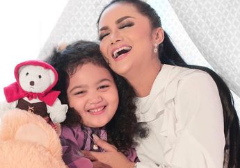2 Gaya Kompak Krisdayanti dan Amora dengan Balutan Busana Kaftan, Sweet Banget!