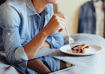 Bukan Cuma Kotor, Makan di Atas Kasur Juga Bisa Bikin Gemuk, Lo!