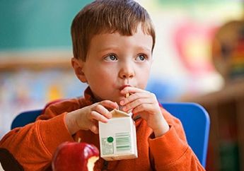 Susu Kotak Amankah Diminum oleh Anak Batita? Ini Jawaban Pakar!