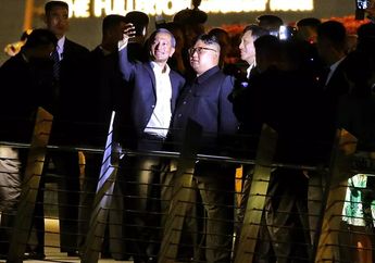 Disebut Lebih Garang Dibanding Sang Ayah dan Kakek, Rupanya Kim Jong Un Tak Pernah Alergi di Depan Kamera. Salah Satunya, Tebar Senyum Lewat Foto Selfie Ini!