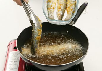 Tips Menggoreng Ikan agar Tidak Menempel Di Penggorengan, Bikin Keluarga Jadi Semangat Makan