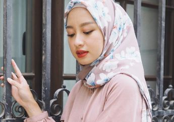 Contek Gaya Hijab Pashmina ala Gita Savitri yang Simpel dan Anti Ribet