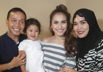 Rumahnya Dilempari Pembalut Bekas, Ayu Ting Ting Tetap Gelar Pesta Mewah Ultah Sang Ayah yang Kuenya Bertabur Dollar
