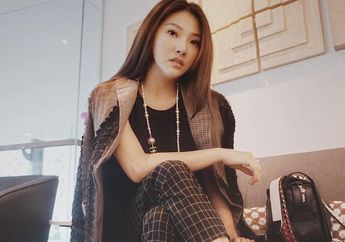 Intip Gaya Playful Sarwendah dengan Outer Bermotif Abstrak Saat Berada di Paris!