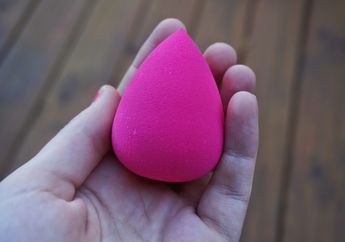 4 Cara Mebersihkan Beauty Blender Sampai Benar-Benar Bersih Tanpa Noda. Jadi Seperti Baru Lagi!