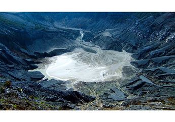 Tangkuban Parahu Erupsi Mendadak, Ahli Gunung Api Bilang Alam Selalu Keluarkan Tanda-tandanya. Tukang Foto Wajib Tahu!