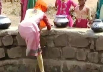 Akibat Langka Air, Anak Perempuan India Harus Masuk Sumur Sedalam 12 Meter!