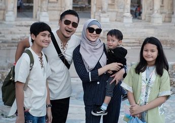 Imbas Work From Home, Fenita Arie Sulap Rumah Jadi Sekolah untuk Anak-anaknya