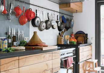 Enggan Gunakan Bahan Kimia untuk Bersihkan Dapur? Simak 3 Tips Buat Lemari Kayu Kinclong Kembali!