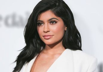 Tampilan Stunning, Kylie Jenner dalam Balutan Dress Hitam Berbahan Kulit Saat di Los Angeles!