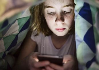 Awas, Terbiasa Main Handphone Sampai Larut Malam Kurangi Peluang Kehamilan