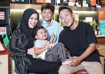 Walau Tak Sedarah, Momen Ini Jadi Bukti Cinta Tulus Denny Cagur dan Istri Pada Anak Angkatnya