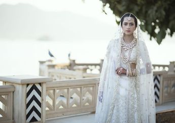 Unik, Baju Pengantin Ini Dihiasi Bordir yang Mengisahkan Cerita Cinta Kedua Mempelai