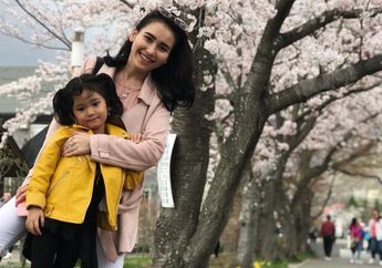 Anak Ayu Ting Ting Berfoto Pakai Sepatu Sandal Seharga Jutaan Rupiah, Lihat Penampilannya