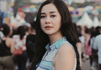 Dibilang Mirip Lukisan, Aura Kasih Tampil Seksi Saat Pemotretan dengan Gaya Rambut Baru