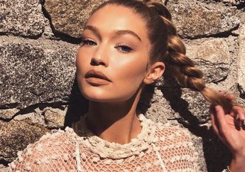 Anting Bentuk Lobster Jadi Pilihan Summer Aksesori Gigi Hadid Saat Liburan, Kamu Juga Harus Punya nih!