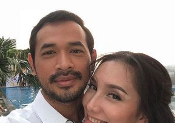 Menikah 10 Tahun Tanpa Diterpa Gosip Miring, Oka Antara Beri Kejutan Manis ke Istri