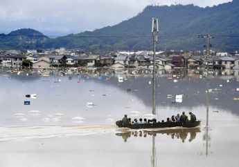 4 Potret Jepang Pasca Banjir, Beberapa Orang Terdampar di Atap Rumah