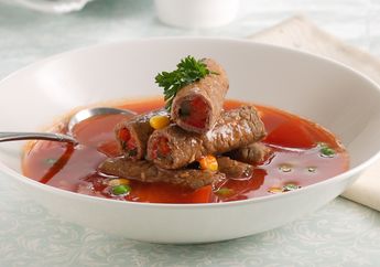 Semangkuk Tomato Beef Roll Soup Terasa Maksimal Bila Tersaji Hangat