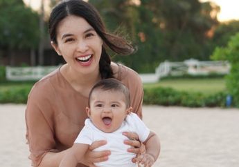 Tengok Gemasnya Momen Makan Anak Sandra Dewi, Pengasuhnya Jadi Sorotan! Kenapa Ya?