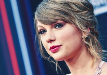 Taylor Swift Merasa Jadi Orang Ketiga di Antara Dua Penggemarnya