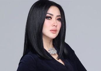 Sedang Cheat Day, Saking Laparnya Syahrini Makan Pizza Sambil Dirias! Jago!