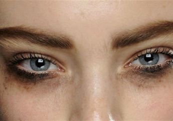 Ini 5 Alasan Kenapa Eyeliner Kita Selalu Luntur & Mengotori Area Mata