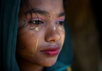 Hilangkan Rindu Kampung Halaman, Perempuan Muslim Rohingya Merias Diri di Tengah Pengungsian. Foto-foto Ini Bikin Kita Elus Dada!