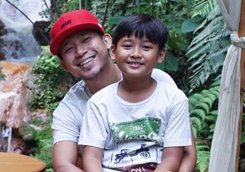 Ditinggal Istri Shooting, Denny Cagur Malah Semakin Cekatan Masak Makanan Kesukaan Sang Anak