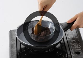 Supaya Tidak Menggumpal, Begini Cara Melelehkan Cokelat yang Benar!