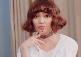 Penampilan Berkelas Rina Nose dengan Gaun dan Topi Fascinator ala Bangsawan Inggris