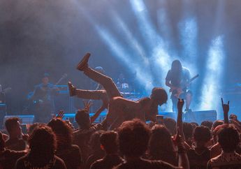 Lo Marah Band Favorit Lo 'Dihina'? Mungkin Lo Kena 'Celebrity Worship' yang Menjangkiti Penggemar Musik Militan