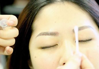 Nggak Perlu Pakai Bahan Kimia, Tebalkan Alis dengan 5 Bahan Alami Berikut!